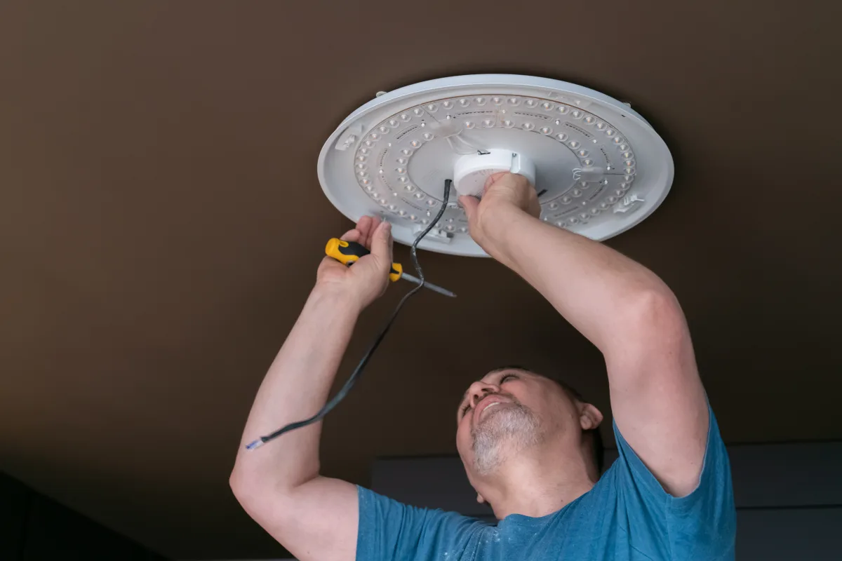 Light fixture repair resource for Phoenix, Arizona homeowners.