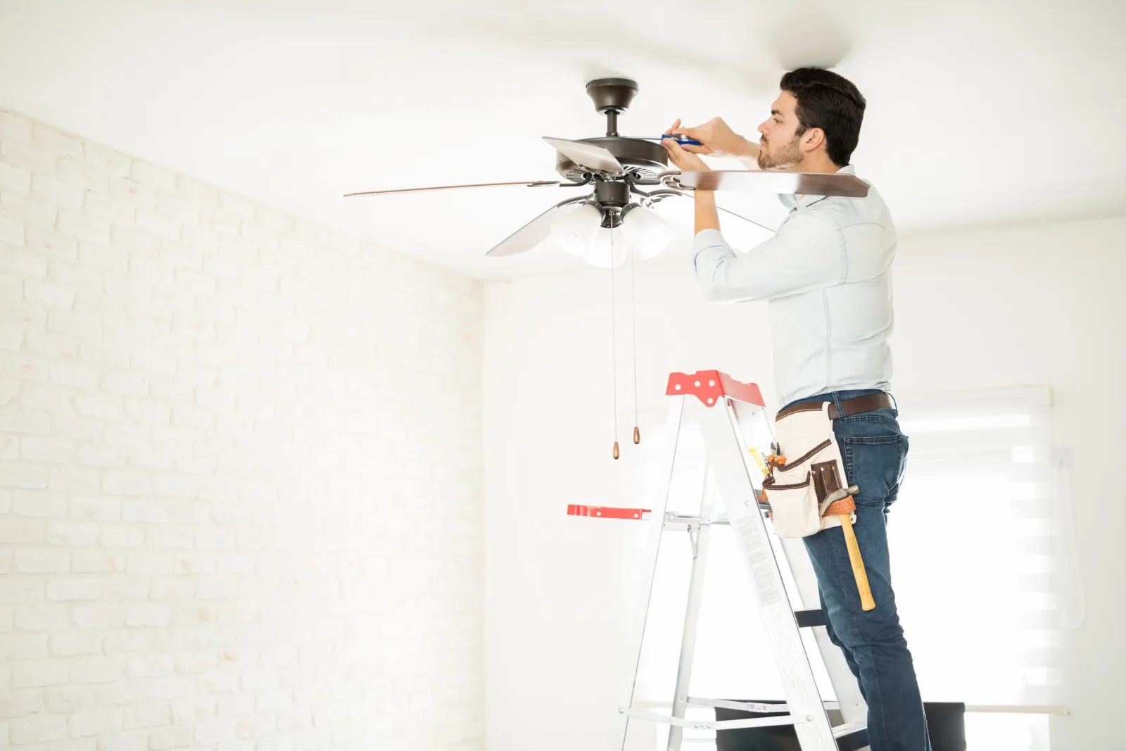 Ceiling fan repair resource for Phoenix, Arizona homeowners.
