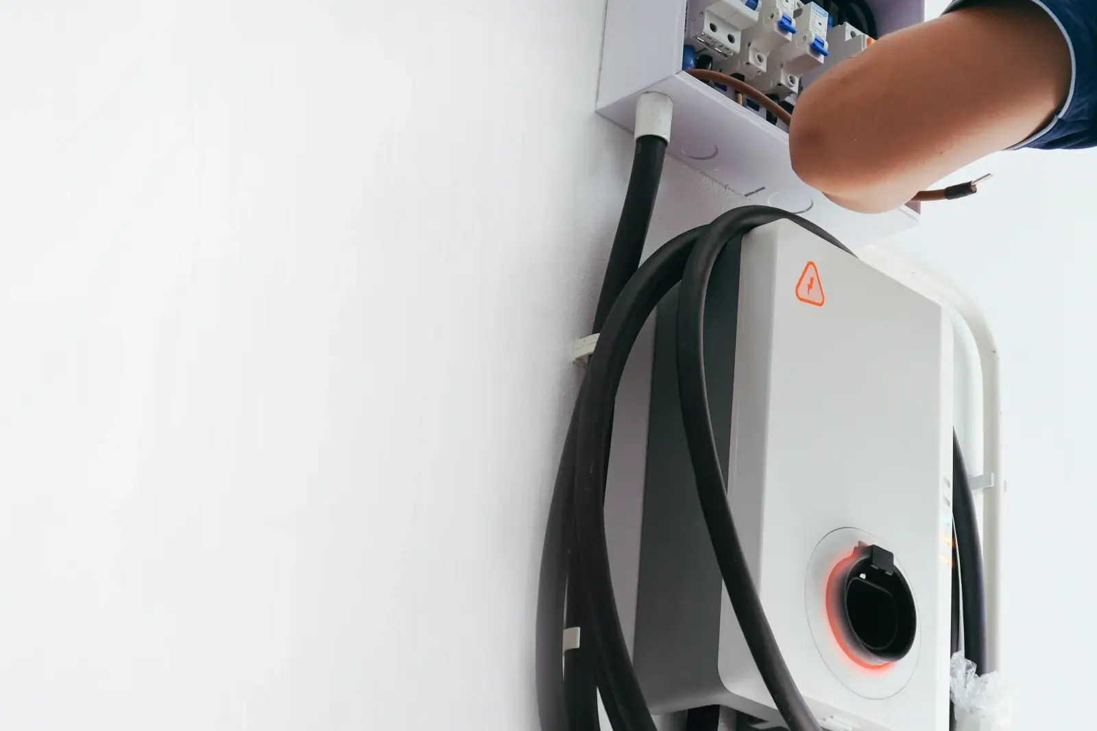 Level 2 charger installation resource for Phoenix, Arizona homeowners.